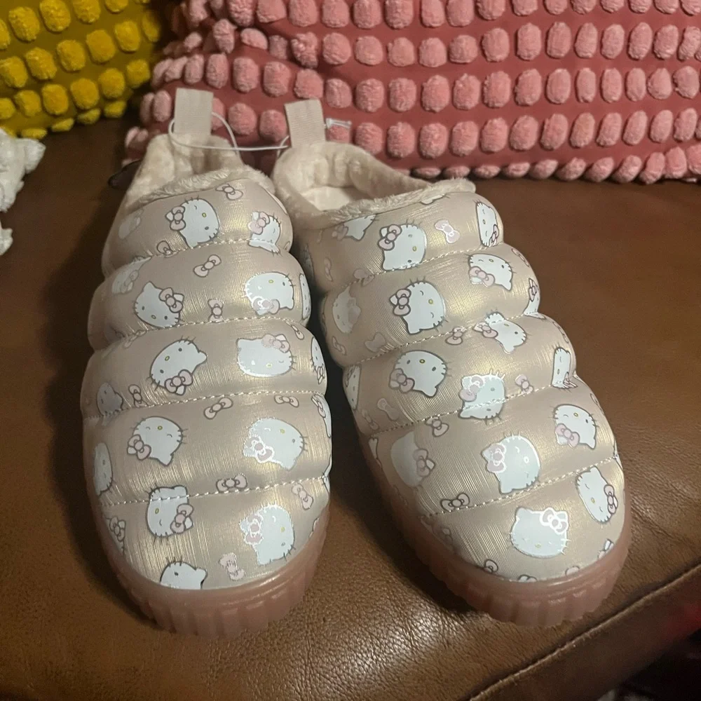Hello Kitty Slippers - Picture 2 of 4